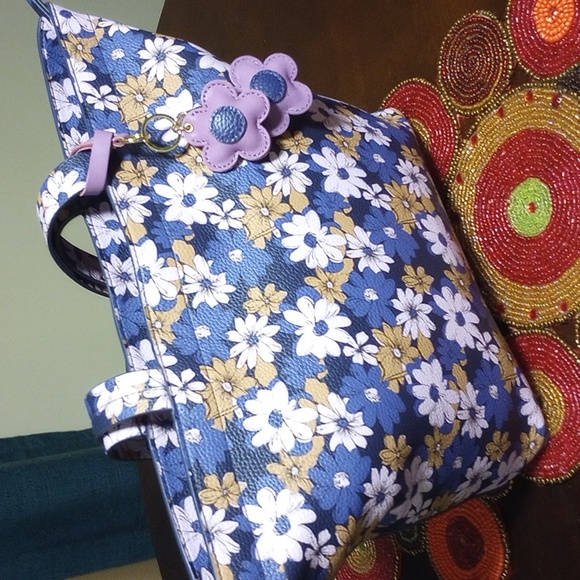Vera Bradley Tote - Picture 6 of 17